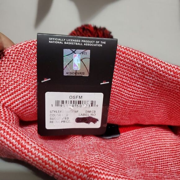 Chicago Bulls NWT Pom Beanie Ultra Game Officially Licensed Hat Red Raised Bull - Picture 6 of 7